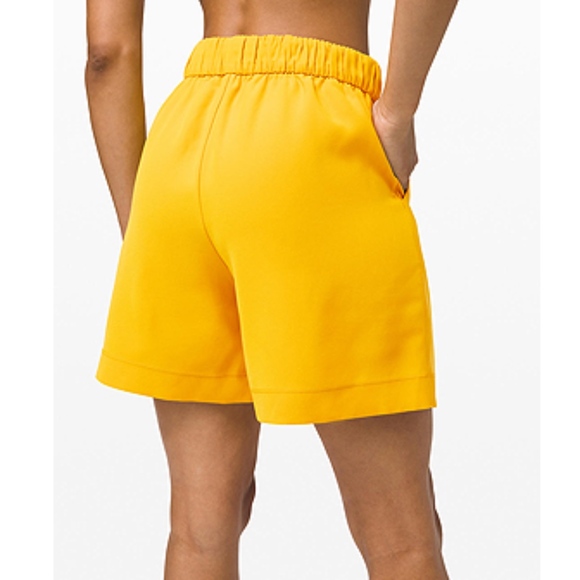 Lululemon Noir Short 5.5" Wrinkle-free Shorts - Picture 5 of 6